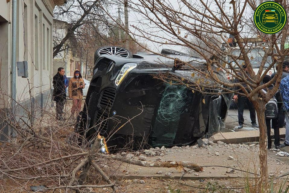 В Ташкенте автомобиль BMW X5 врезался в столб и перевернулся