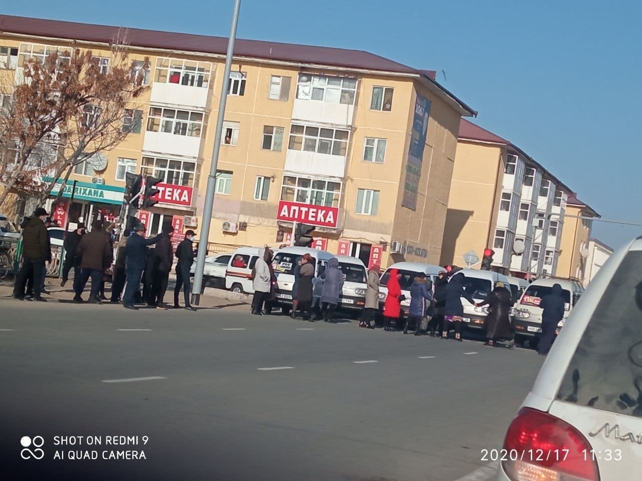 В одном из городов Узбекистана женщины перекрыли улицу из-за невыплаты зарплат
