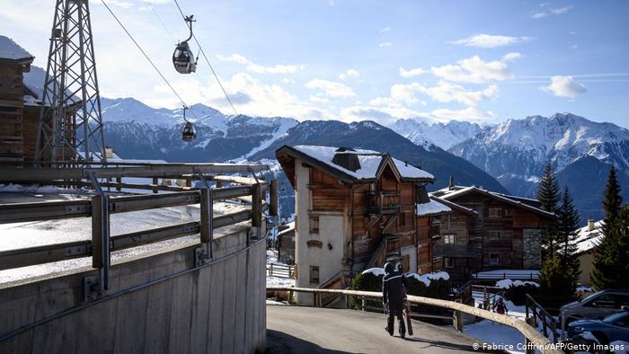 Сотни британских туристов сбежали из-под карантина в Швейцарии