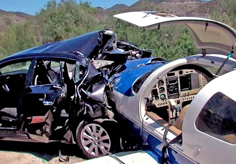 В США самолет упал на автомобиль — видео 