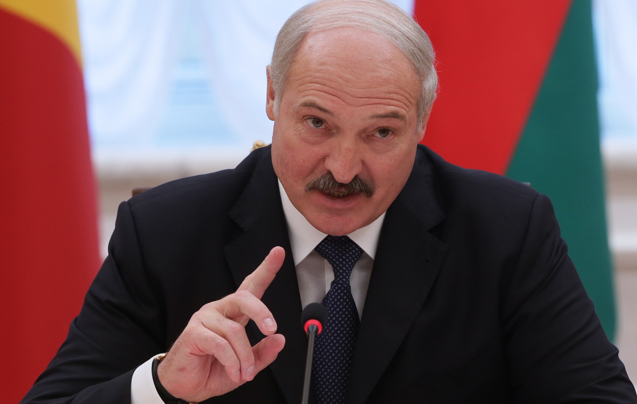 Лукашенко пообещал с помощью трех истребителей посадить самолет Байдена в Минске