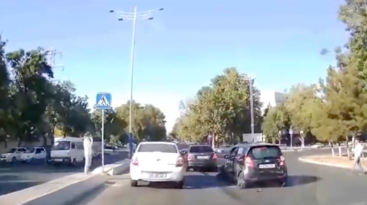 В Ташкенте парень протаранил машины пытаясь ехать «шашками»