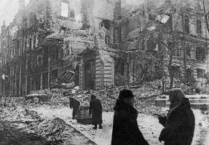 Жители города после освобождения его от немецко-фашистских оккупантов, Ростов-на-Дону, февраль 1943 года.