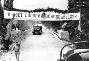 Въезд в город Великое Тырново, украшенный венками и транспарантами в честь вступления советских войск на территорию страны во время Второй мировой войны.