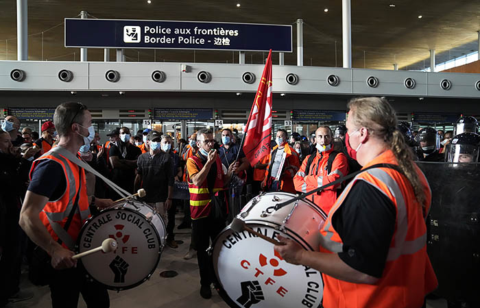 В аэропорту Парижа отменили четверть рейсов из-за забастовки сотрудников
