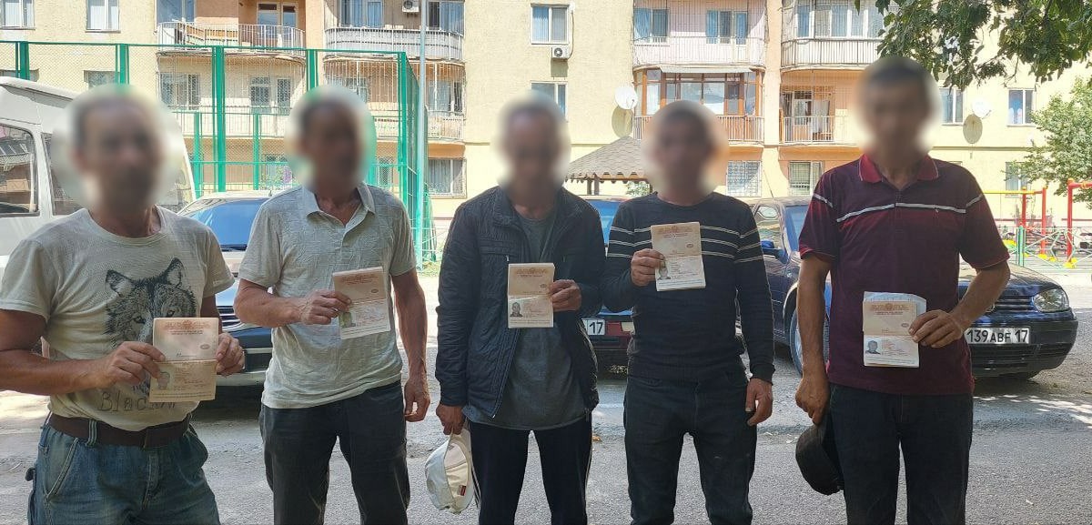 Узбекистанцы пожаловались на конфискацию паспортов в Казахстане