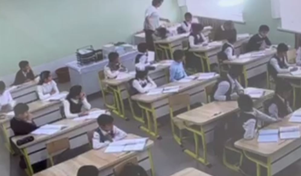 В Бухаре преподаватель избила почти весь класс — видео