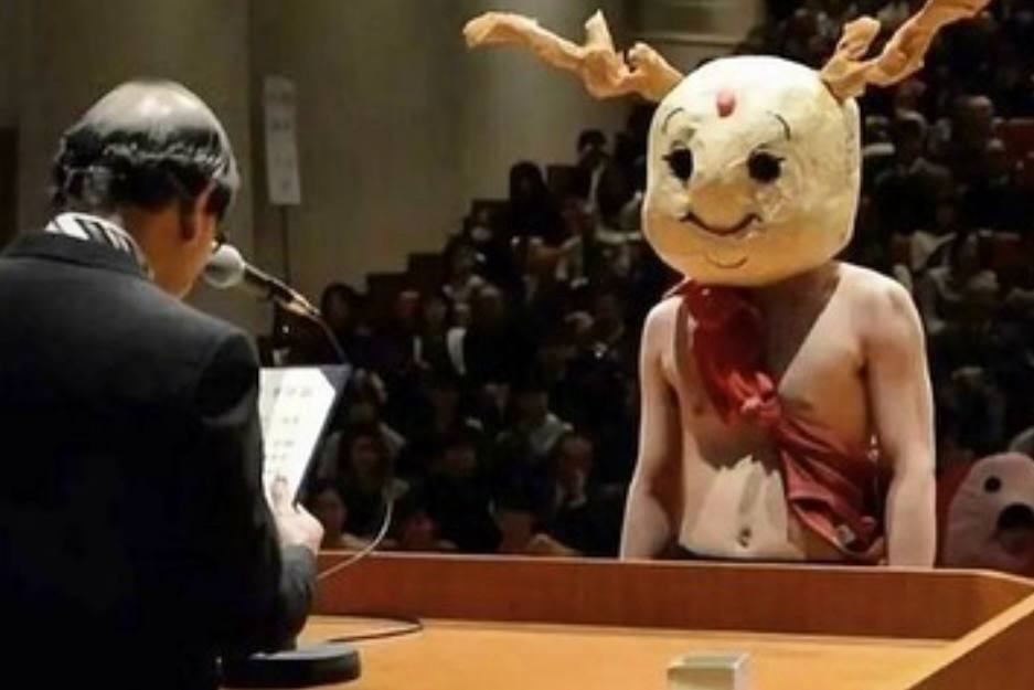 В японском университете выпускники пришли на церемонию в самодельных костюмах – фото