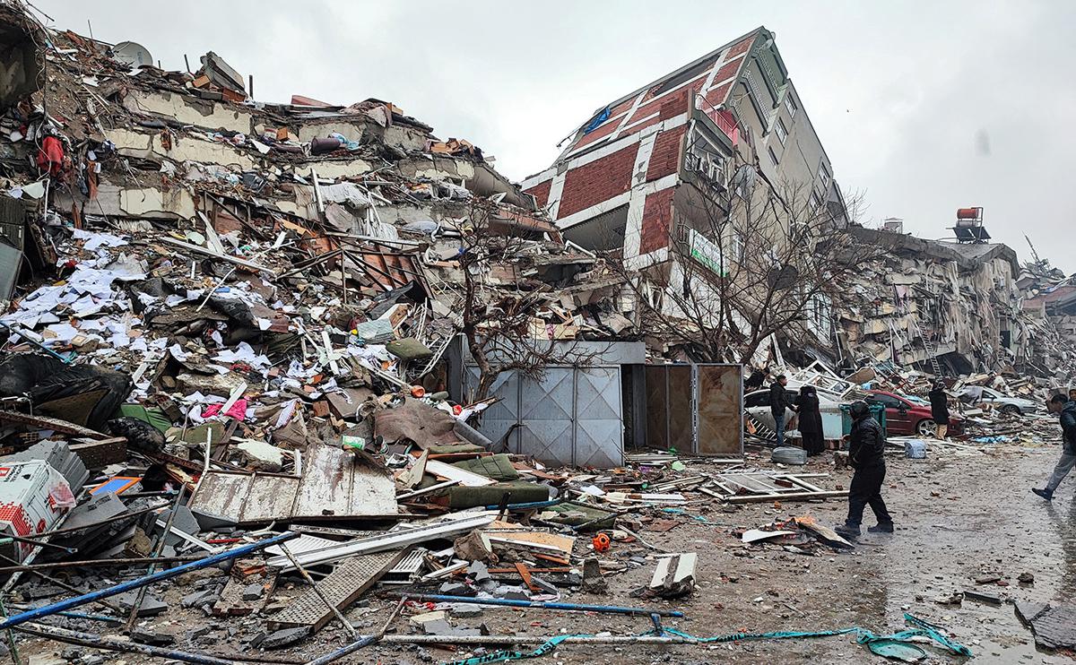 Число жертв землетрясения в Турции приблизилось к 3 000