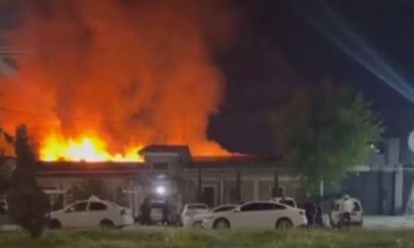 Ночью в Ташкенте загорелись два соседних дома (видео)