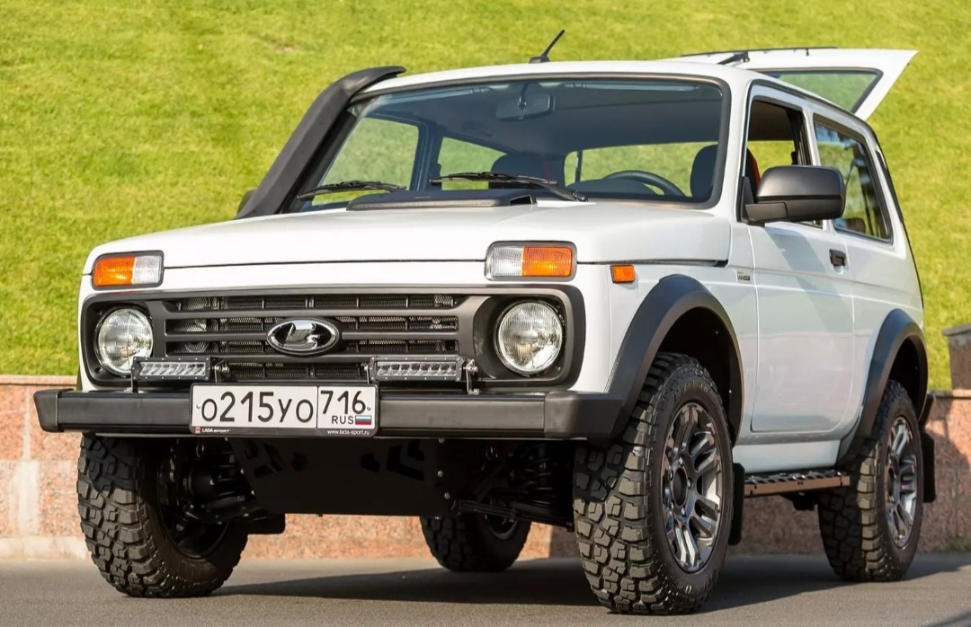 В сети появились живые фото новой LADA Niva Sport