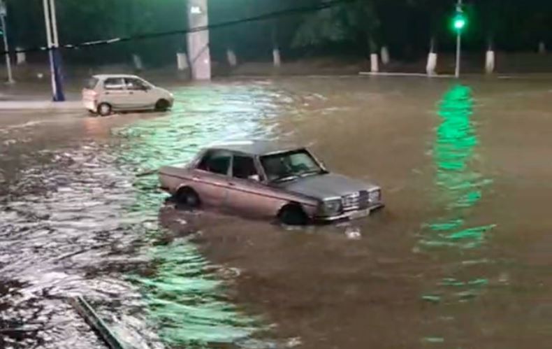 Эксперт объяснил, почему дороги Ташкента затапливаются даже после слабых дождей