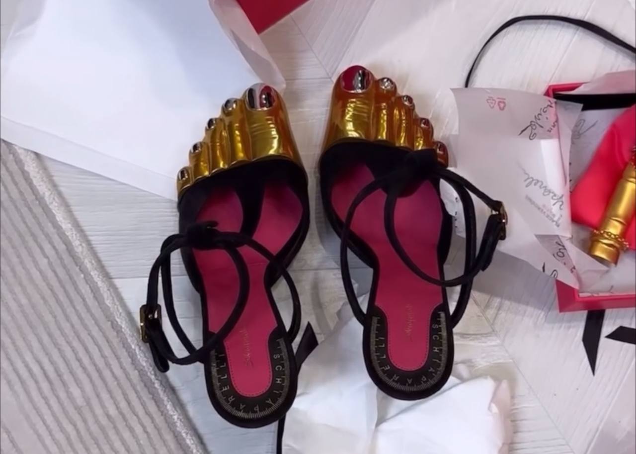 «Туфли с золотыми пальцами и украшение с пальцем рук»: Муниса Ризаева похвасталась покупками от Schiaparelli
