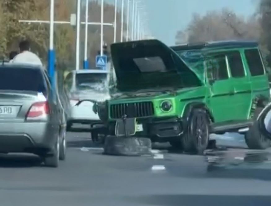 В Ташкенте водитель нового «Гелендвагена» разбил его ударом в столб