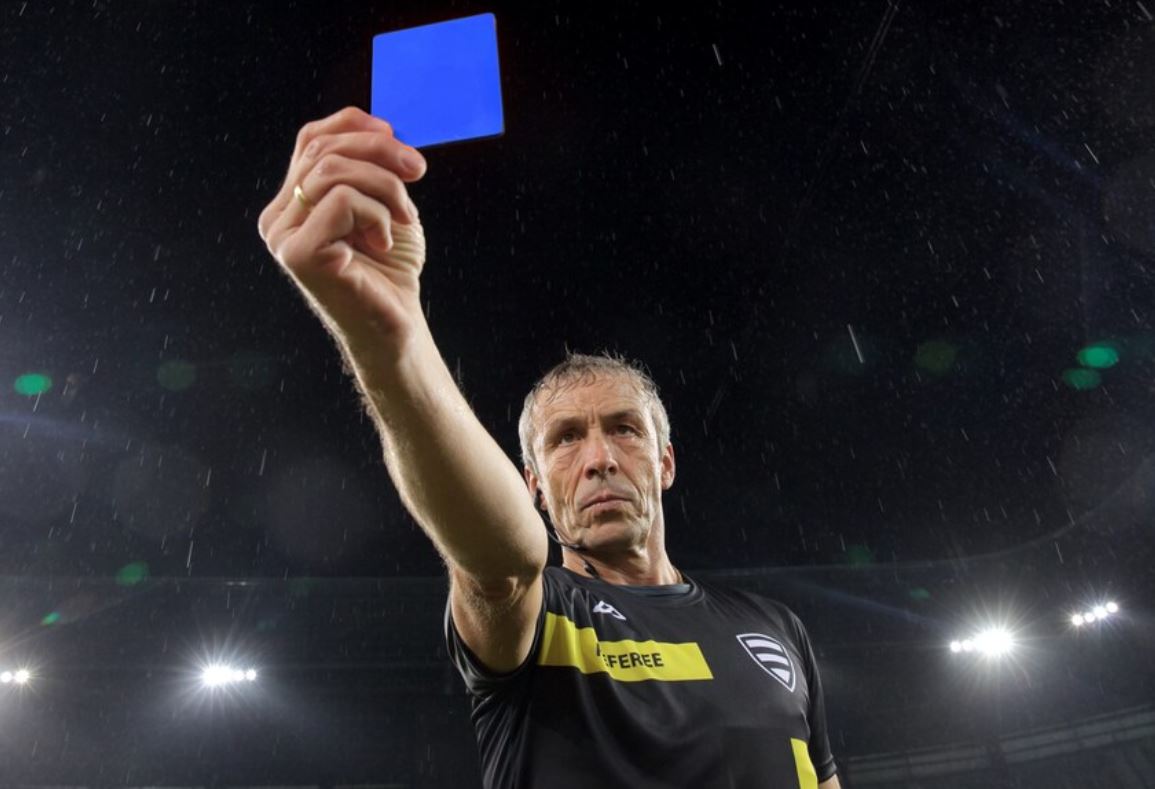 В футболе начнут использовать синие карточки: за что их будут показывать