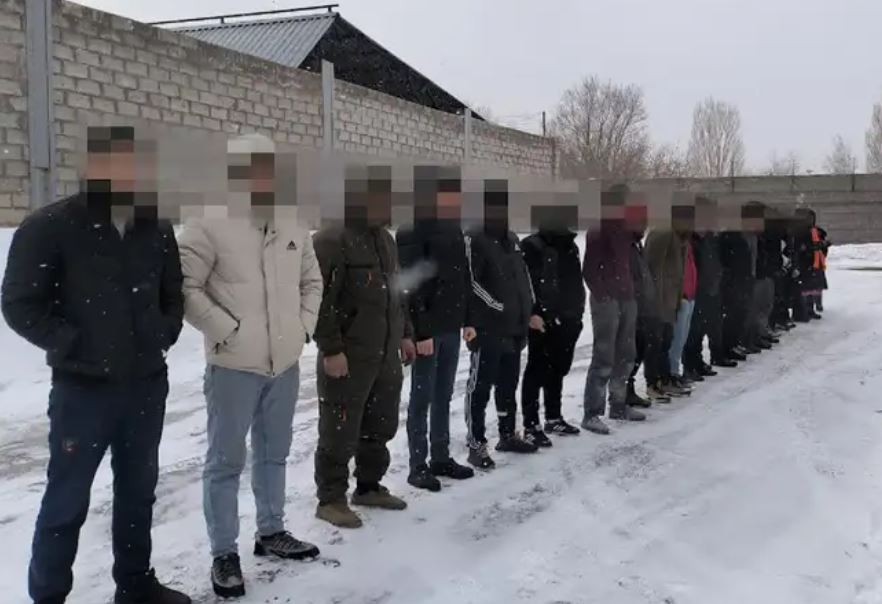В Астане задержали почти 40 узбекистанцев, нелегально работавших на заводе
