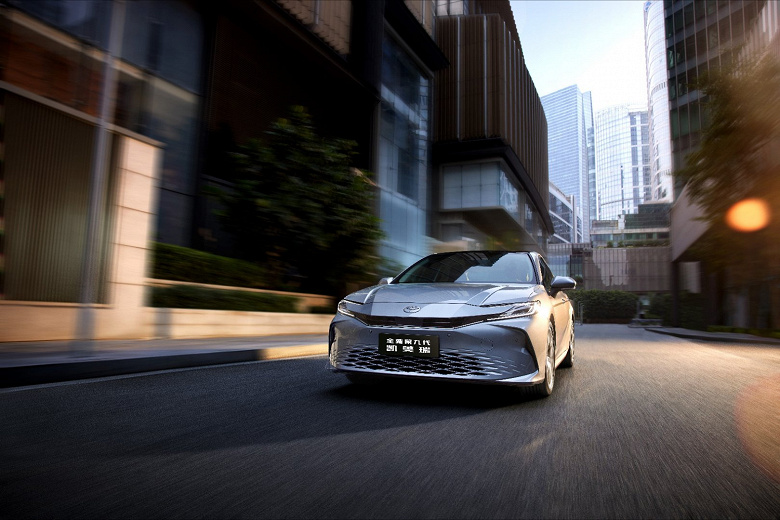 В Китае подешевела новейшая Toyota Camry