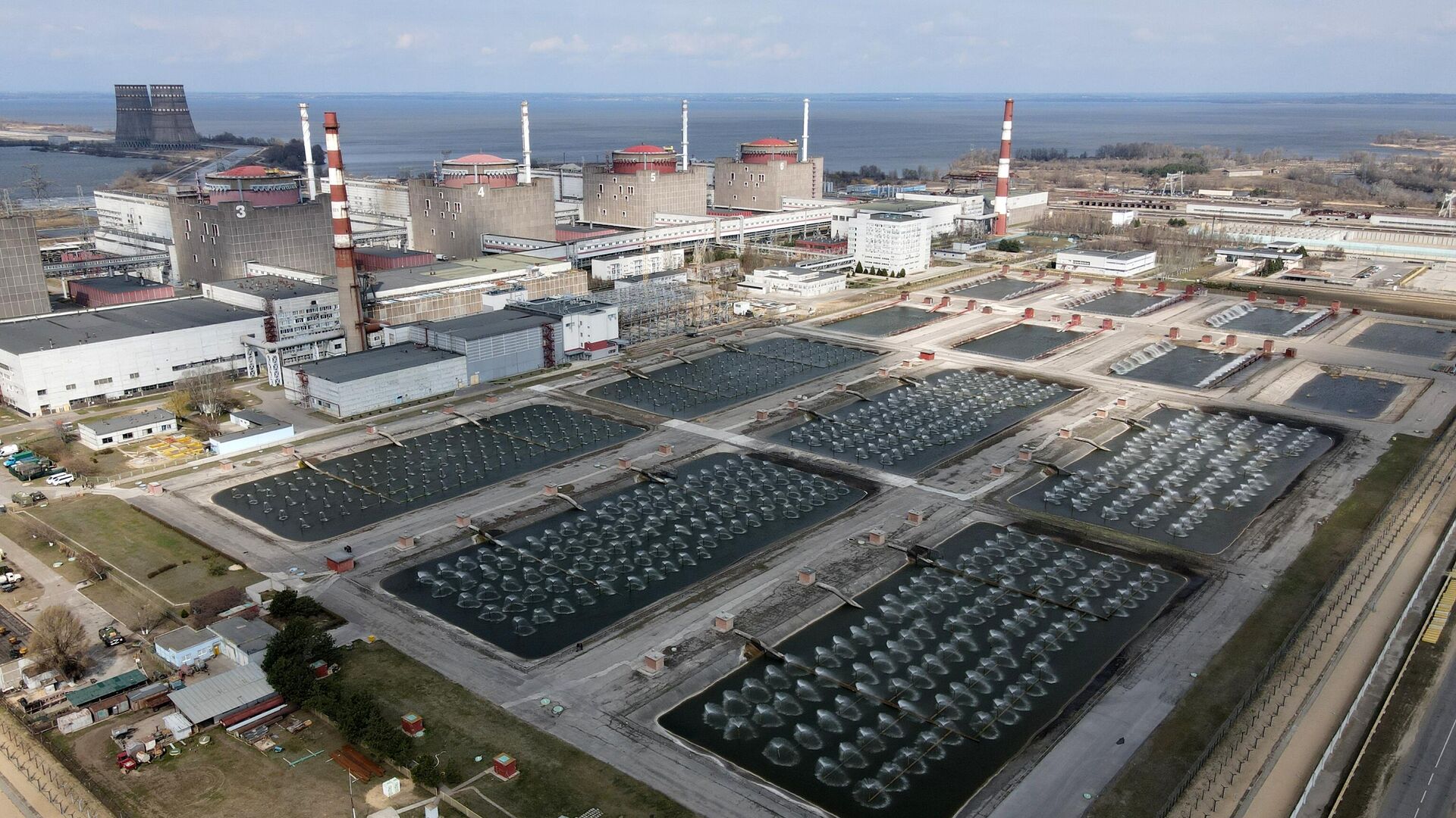 Зеленский заявил, что Россия может устроить диверсию на Запорожской АЭС