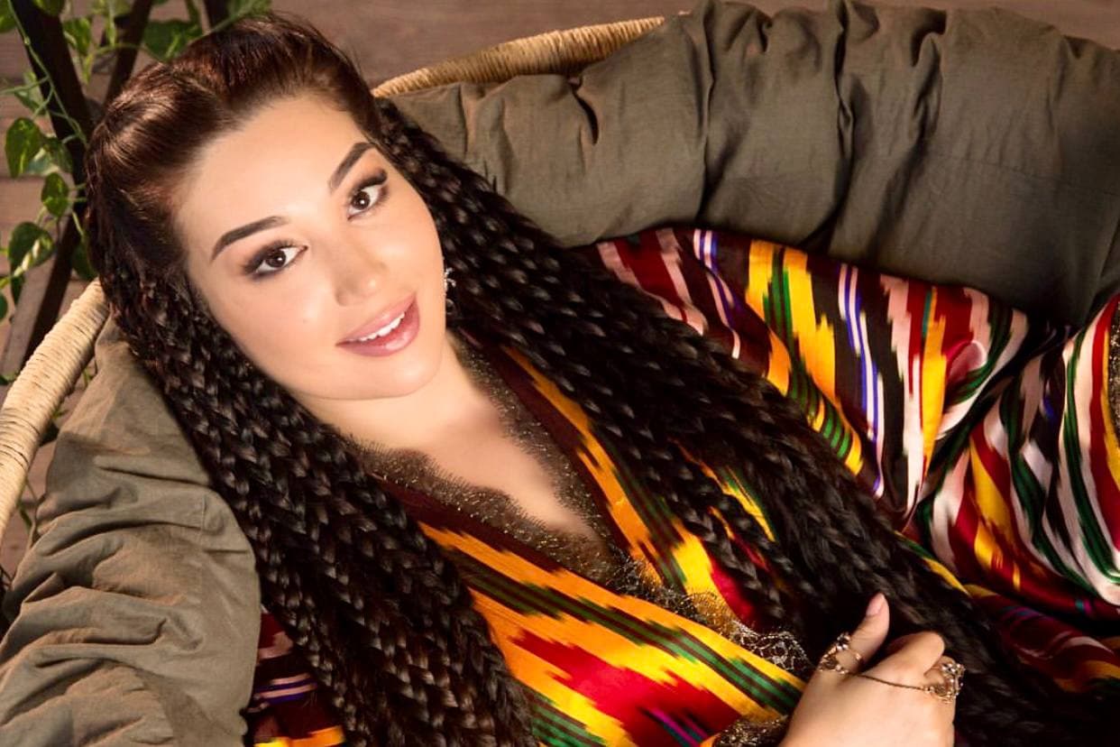 Узбекский режиссер актрису. Певица Асаль Узбекистан. Асал шодиева фото. Узбекская актриса с очень длинными волосами.