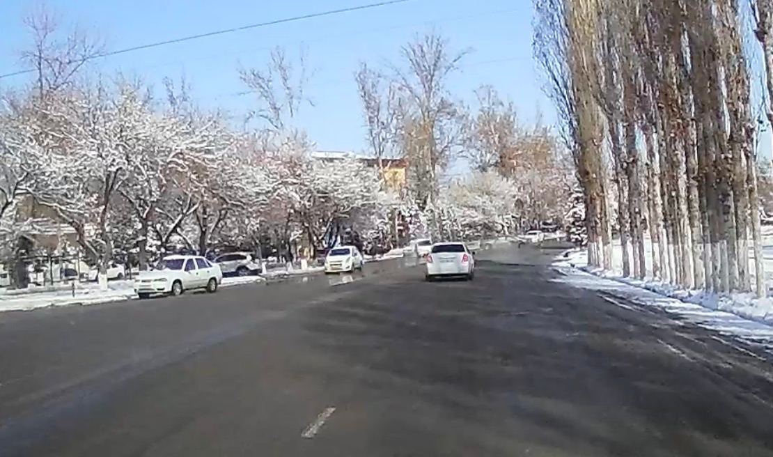 В Ташкенте Malibu совершал обгон на гололеде и вылетел в поток на встречку – видео аварии с регистратора