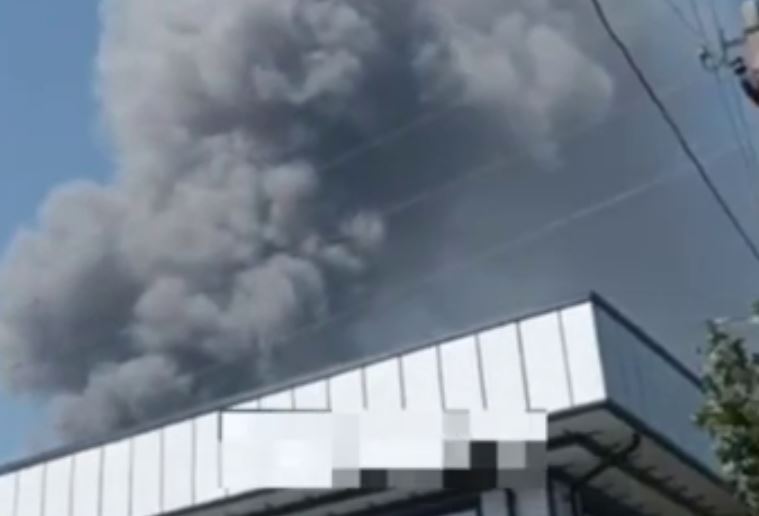 На одном из рынков Андижана произошел крупный пожар (видео)