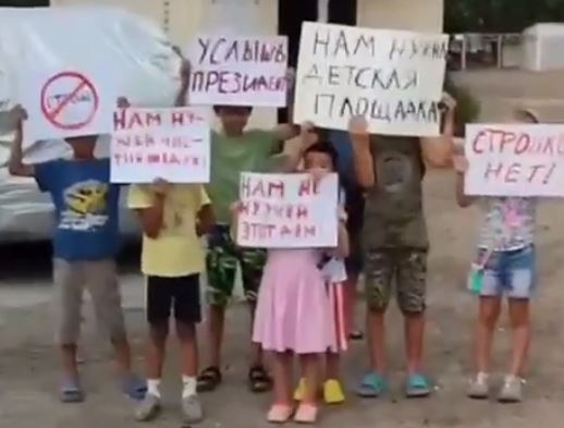 На Юнусабаде дети с плакатами выступили против строительства дома (видео)