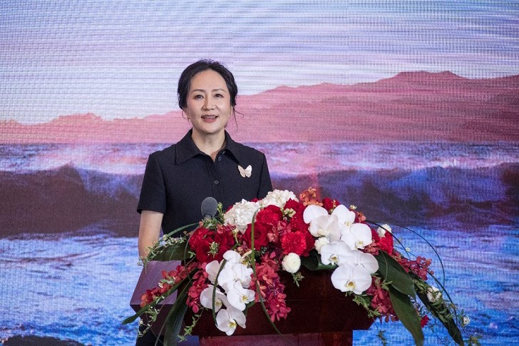 Мэн Ваньчжоу (Meng Wanzhou), финансовый директор Huawei, выступает на пресс-конференции