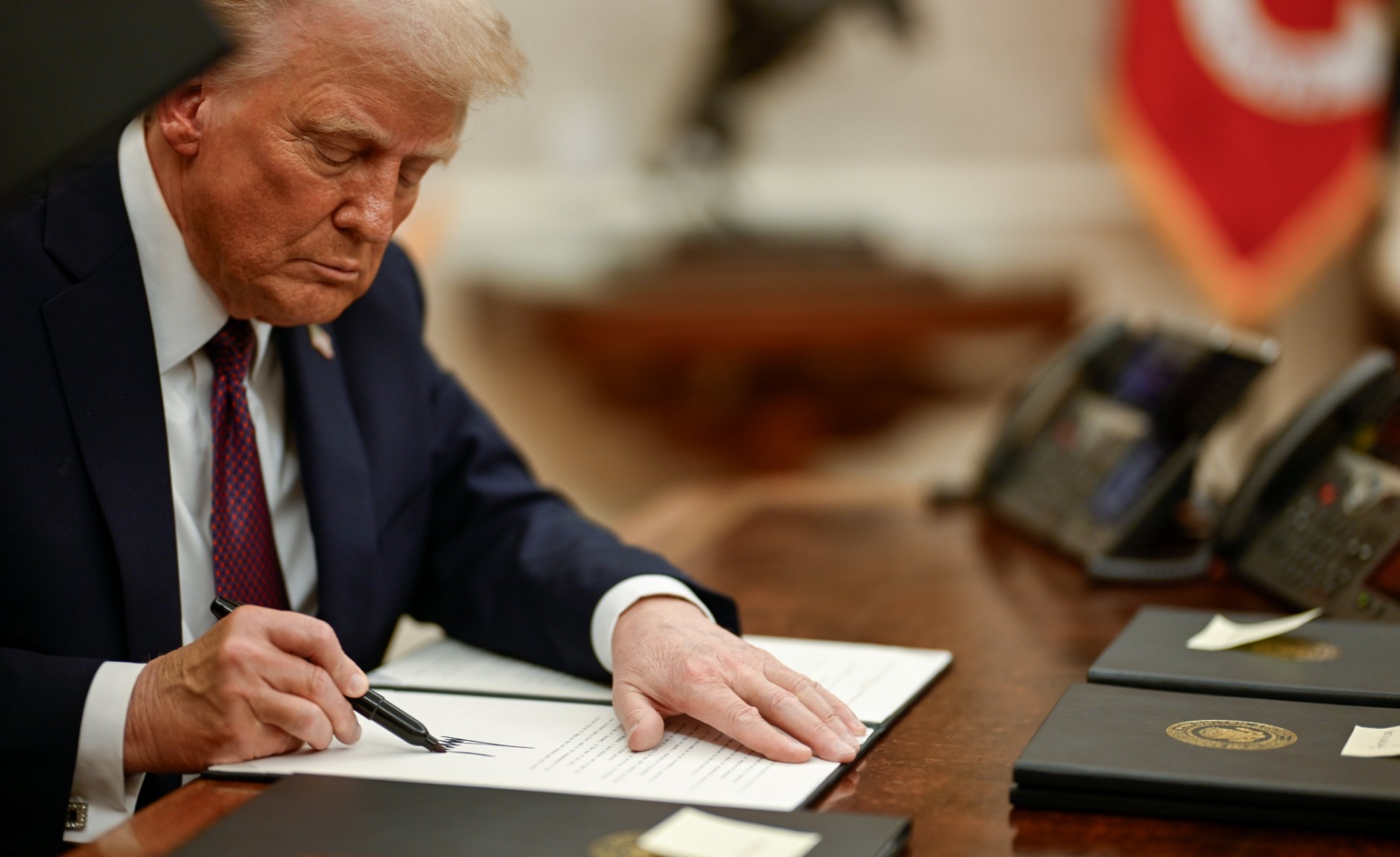Трамп подписал указ о введении 10% пошлин на импорт из всех стран