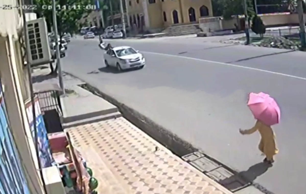 Cobalt на высокой скорости сбил подростка в Самарканде — видео