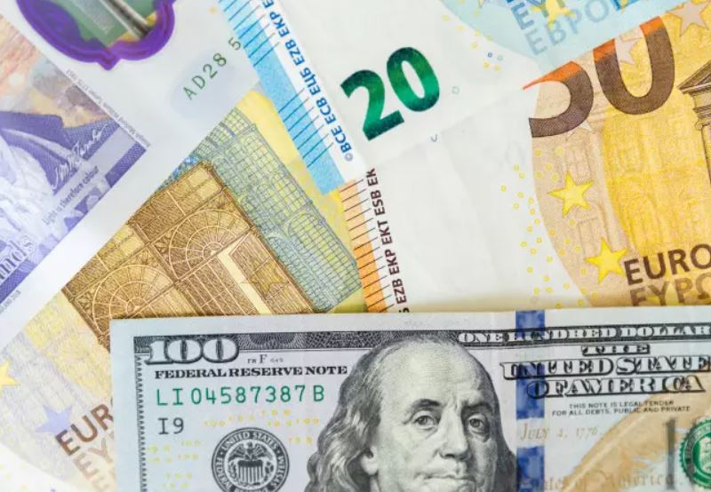 Курсы на 19 февраля: упали все валюты, кроме евро и фунта