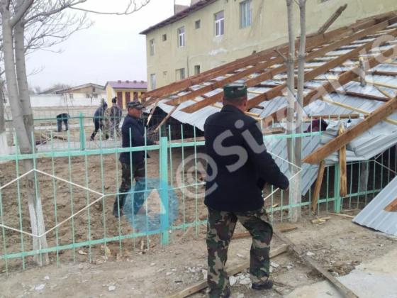 Сильный ветер в Сырдарьинской области сдул крыши жилых домов