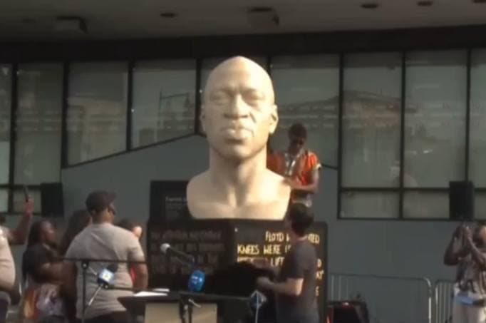 В США установили белый памятник Джорджу Флойду в День освобождения рабов