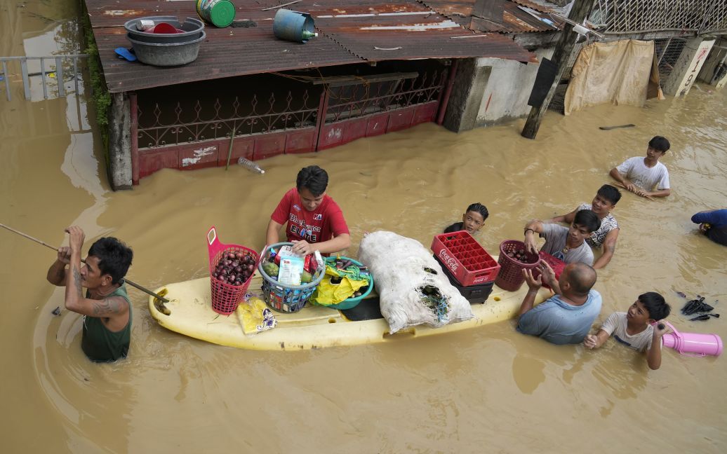 На Филиппинах произошло разрушительное наводнение, погибли 25 человек — видео