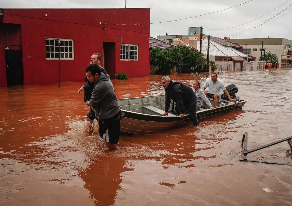 Число погибших в результате наводнений на юге Бразилии приблизилось к 40