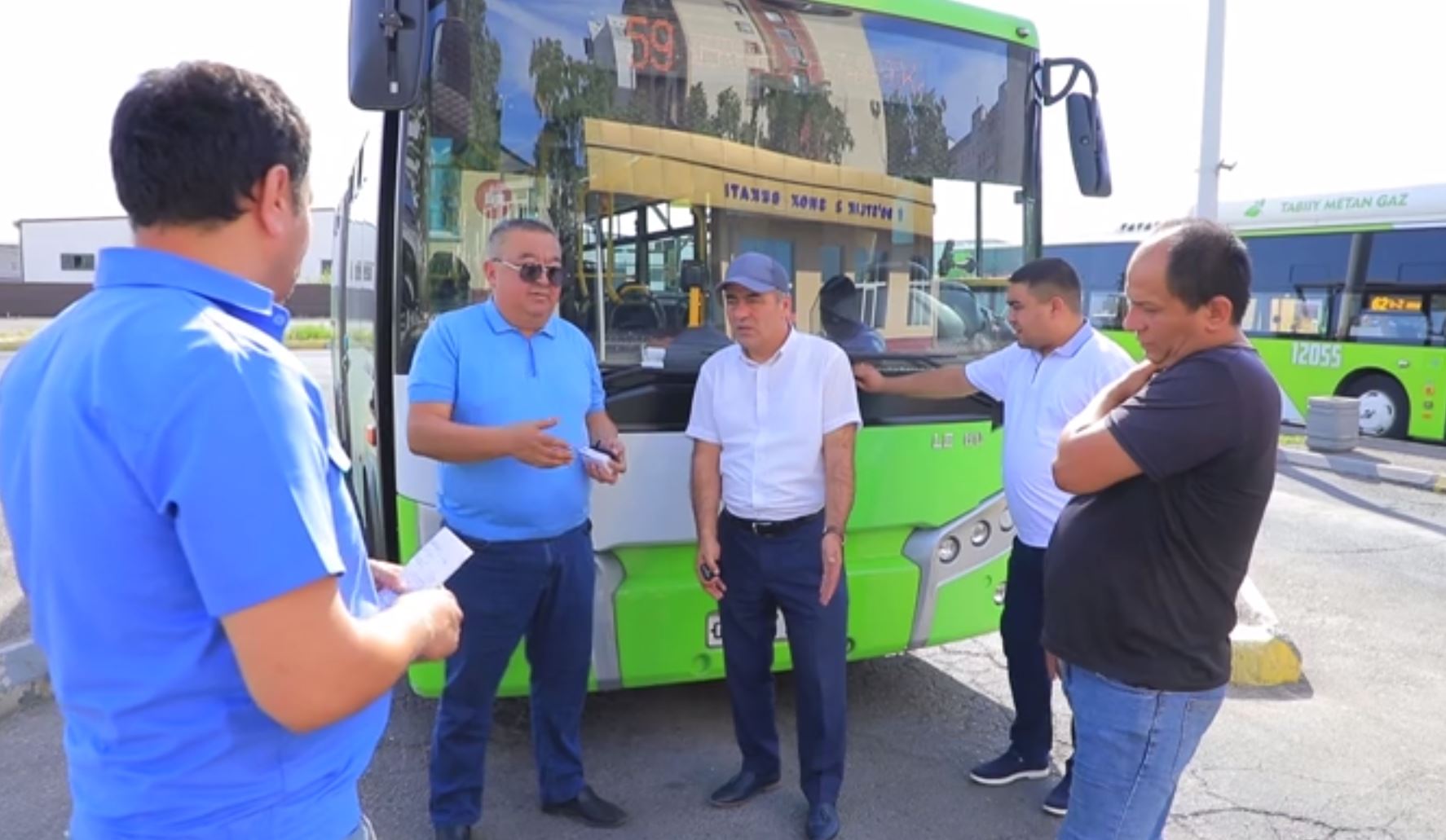 В Ташкенте водителя автобуса наказали за выключенный кондиционер (видео)