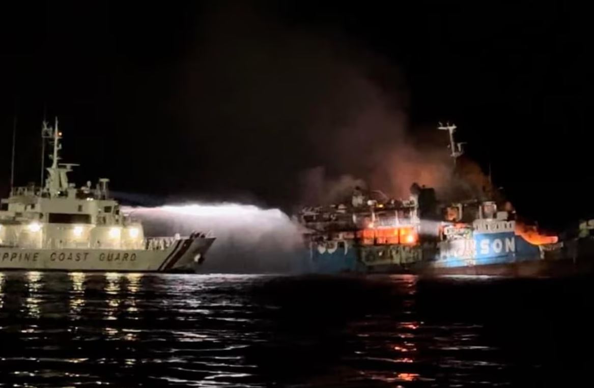 У берегов Филиппин загорелся корабль, погибли более 30 человек (видео)