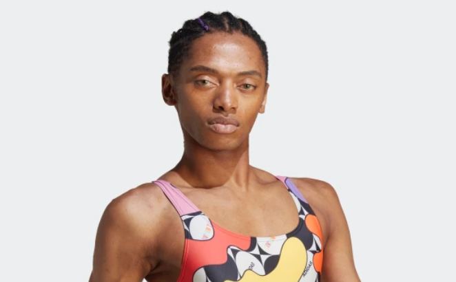 Adidas «отменяют» за рекламу женского купальника на мужчине