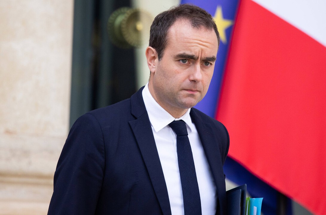 Премьер-министр Франции подал в отставку, проработав менее месяца
