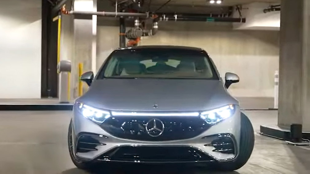 Mercedes показал, как электромобиль бренда паркуется без водителя