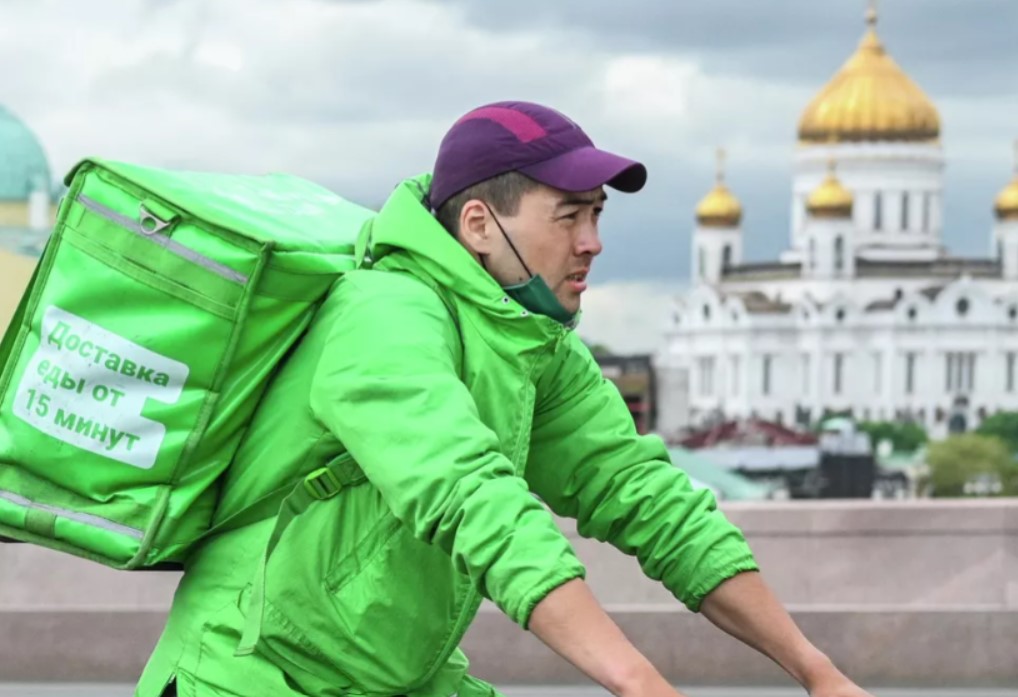 В Петербурге мигрантам хотят запретить работать курьерами и таксистами