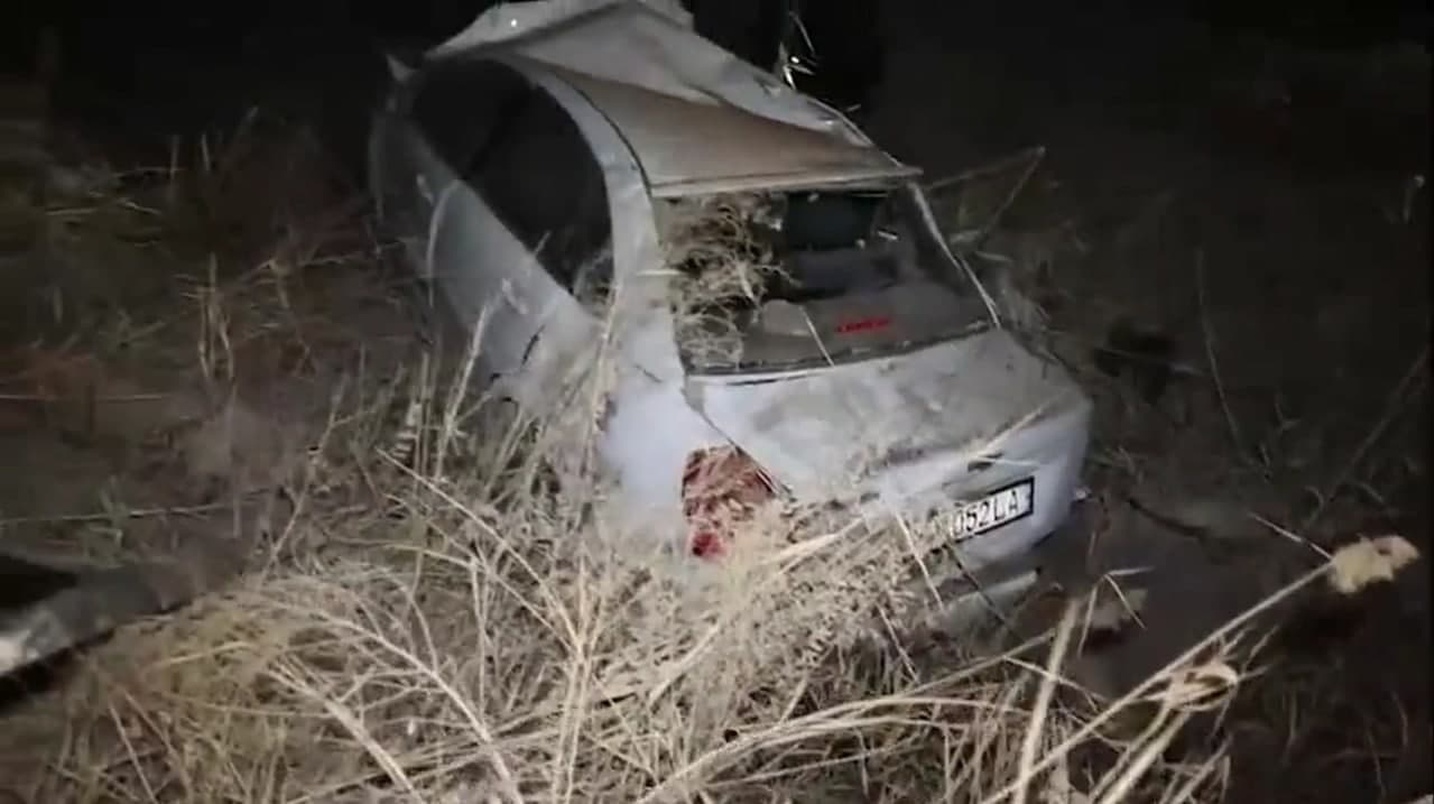 В Хорезмской области поезд влетел в Lacetti: два человека стали жертвами автокатастрофы