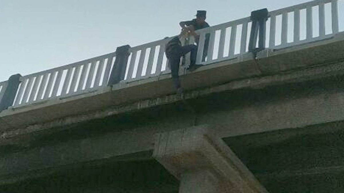 В Каракалпакстане 18-летний парень пытался сброситься с моста