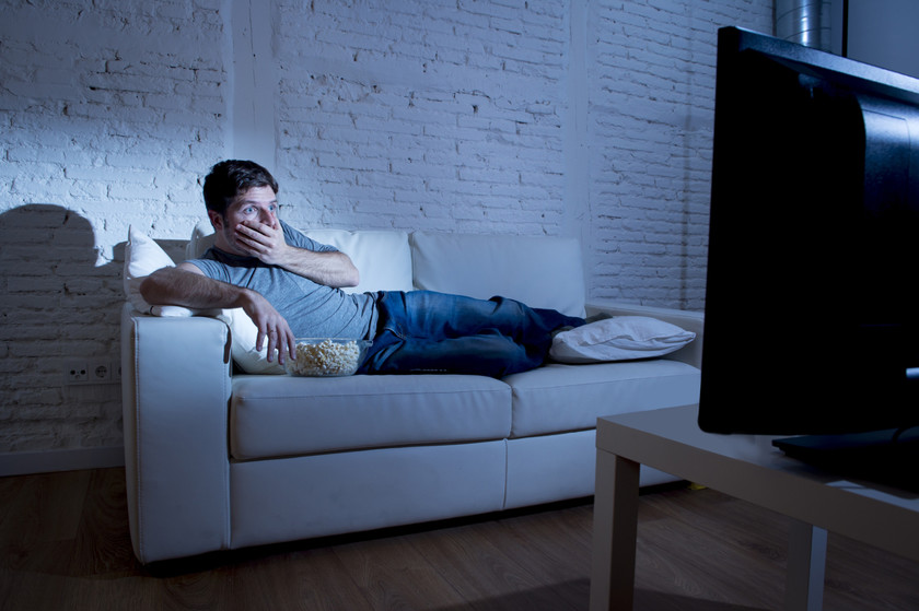Всего два часа просмотра телевизора может привести к тромбозу. Узнайте, как защитить себя