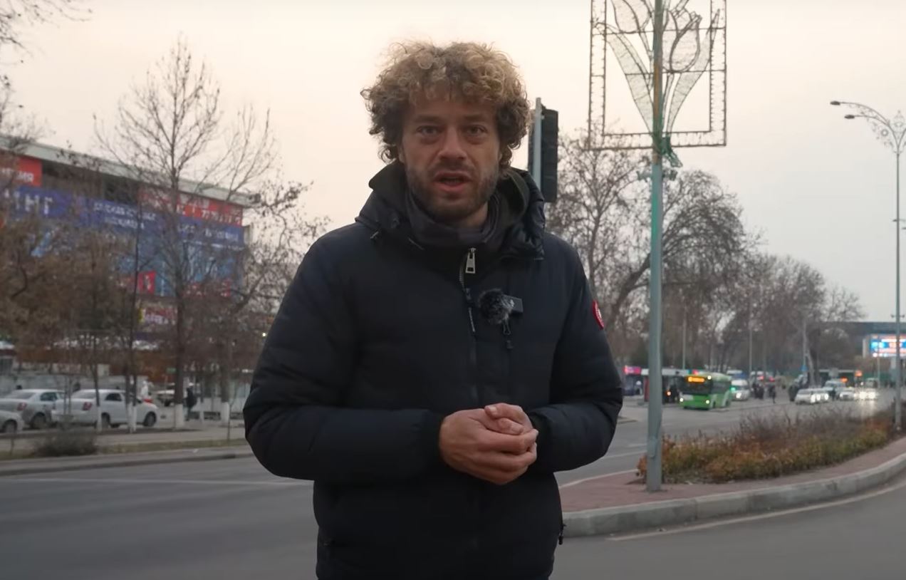 «Вся дорога в ямах, это нормально?» — Варламов пришел в ужас от дорожной инфраструктуры в Ташкенте (видео)