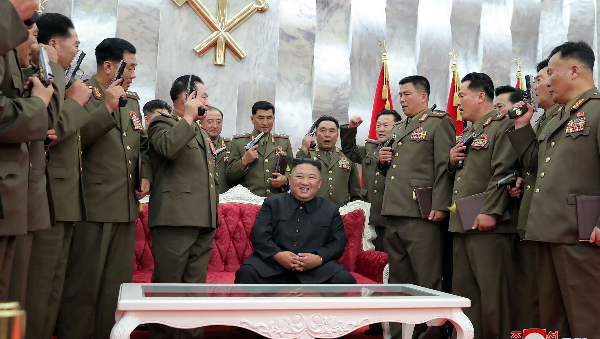 Один день Ким Чен Ына: посмотреть, как солдаты ломают бетонные блоки головой, похлопать танк и выпить пива с генералами - видео