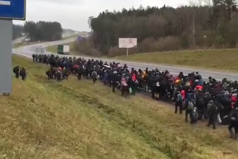 Около тысячи мигрантов направились к границе Беларуси с Польшей - видео