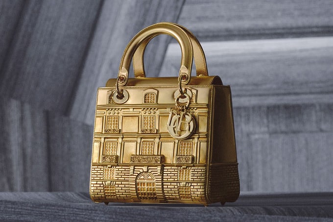 Dior представили лимитированные сумки, вдохновленные фасадом одного из их магазинов
