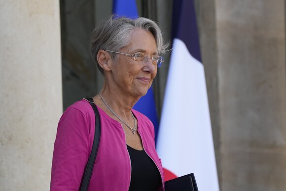 Правительство Франции во второй раз в истории возглавила женщина