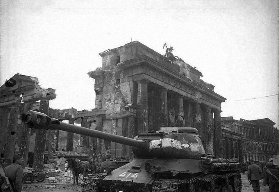 IS-2 Brandenburg darvozasi fonida. Berlin. 1945-yil<br>