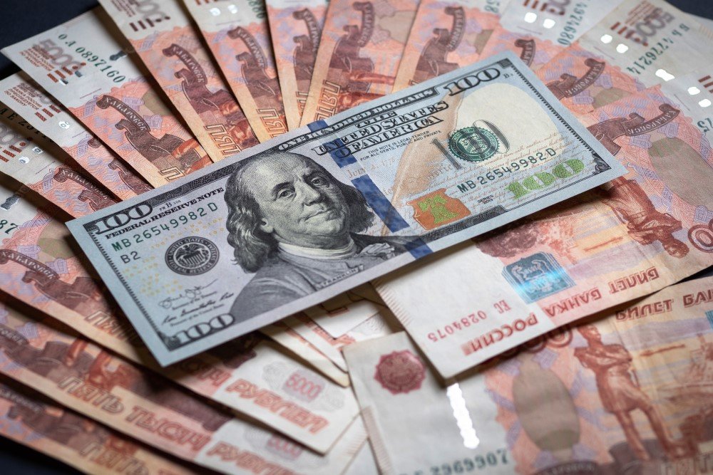 Курсы на 17 января: упали все валюты, кроме доллара и рубля